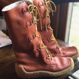 A Pair of Maple Leaf Shoes Winter Boots Youth/Men's Size 7
